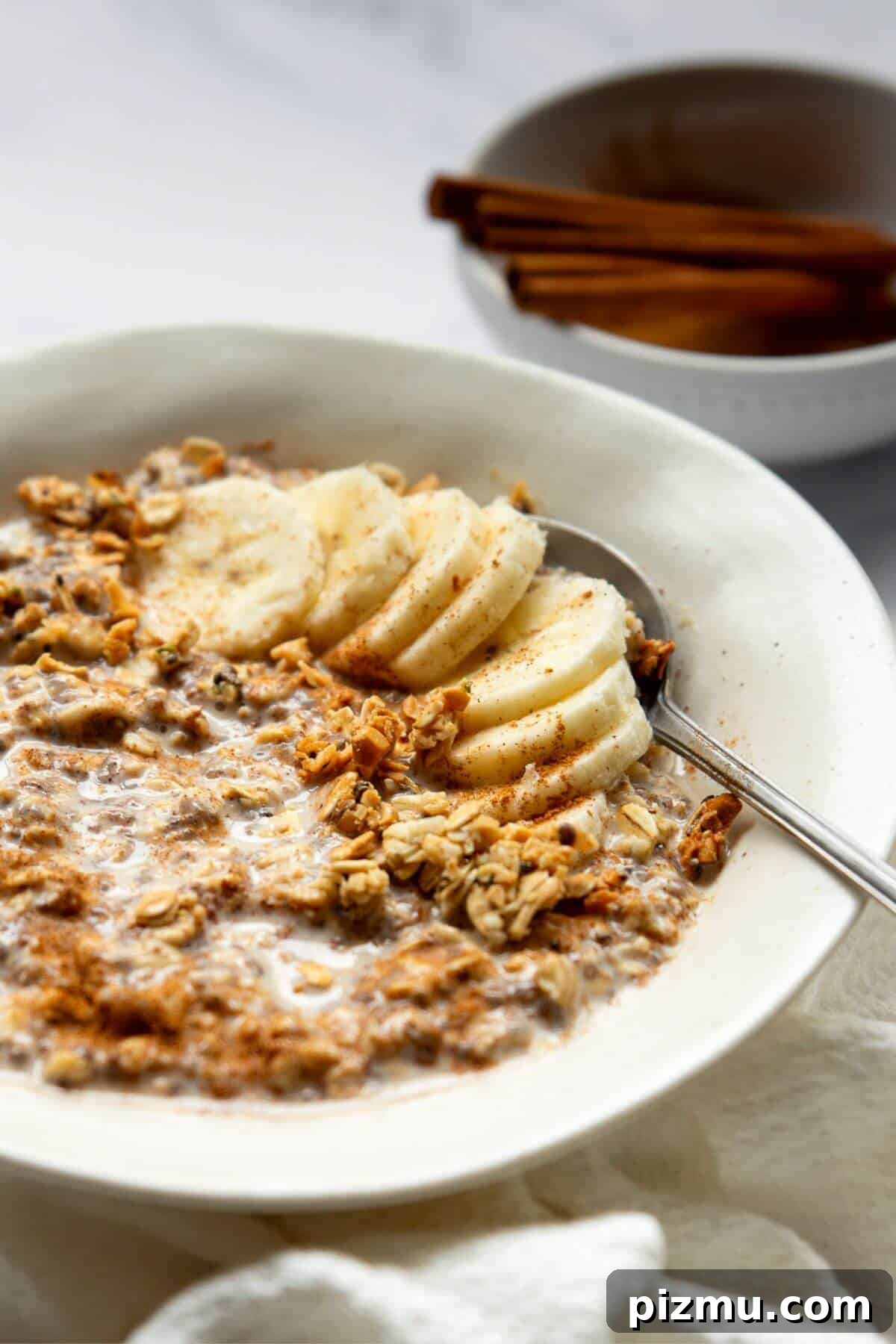 Creamy Cinnamon Overnight Oats for Make-Ahead Breakfast 6 Creamy cinnamon overnight oats topped with banana and a sprinkle of cinnamon.